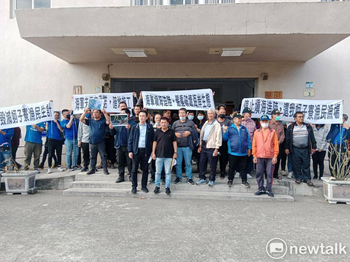 梓官、彌陀漁民在場外拉白布條抗議。 圖:孫家銘攝