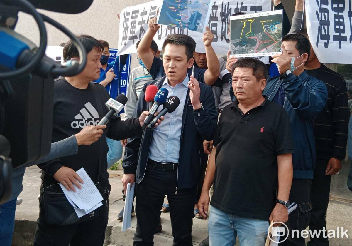 張鈞華(前排中)和林子清(前排右)向媒體提出訴求。 圖:孫家銘攝