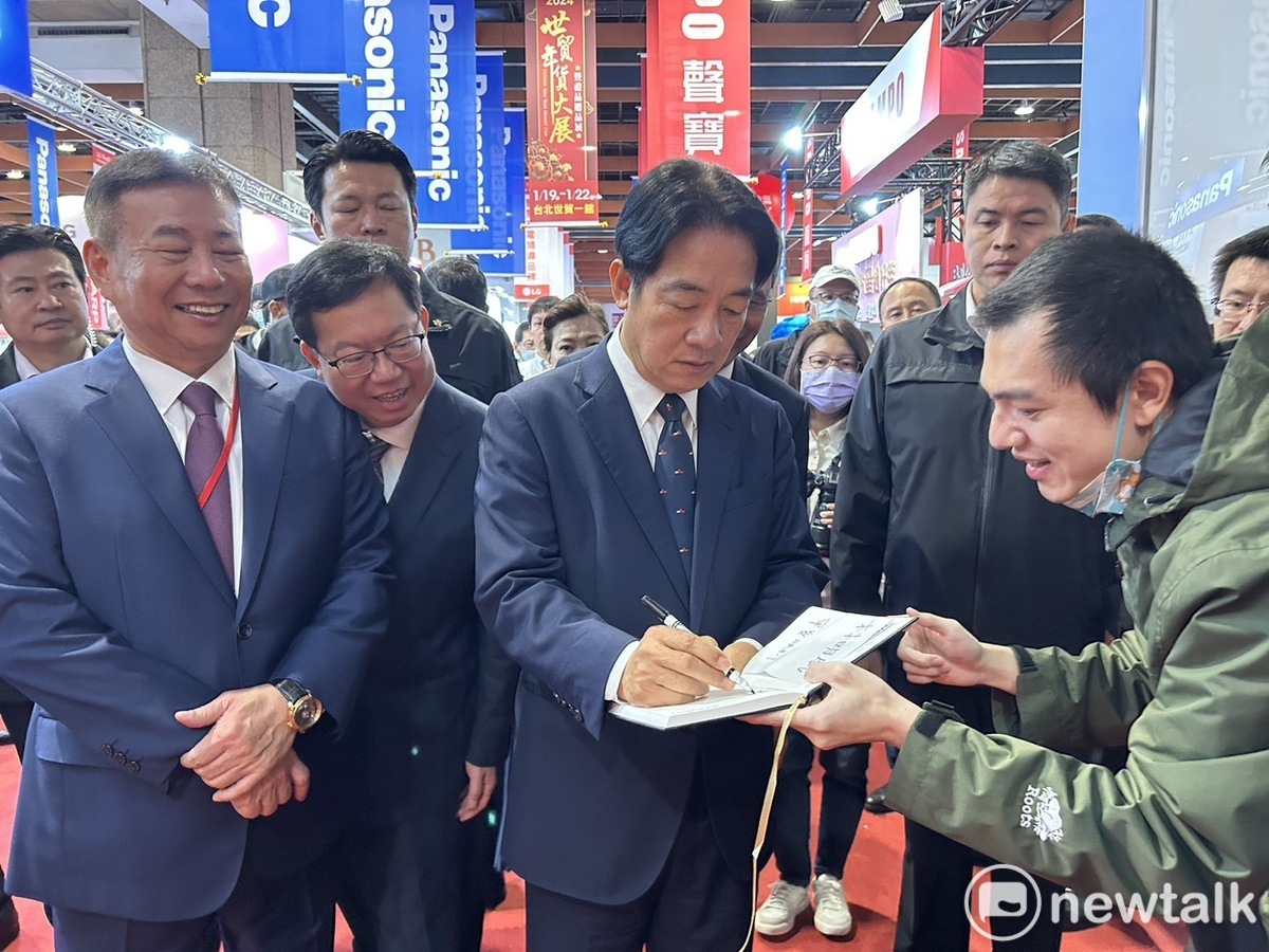 賴清德赴世貿出席「2024電器空調影音3C電腦年終購物節開幕典禮」，民眾索取簽名。 圖：黃宣尹攝