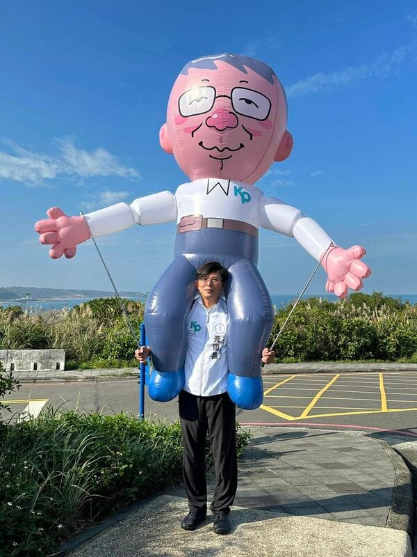 李忠憲指出，黃國昌現在當然還在偽裝，支持柯文哲，頂著柯文哲的胯下。但等到順利奪權成功之後，勢必轉移焦點。 圖：取自簡甫（簡幸甫）臉書