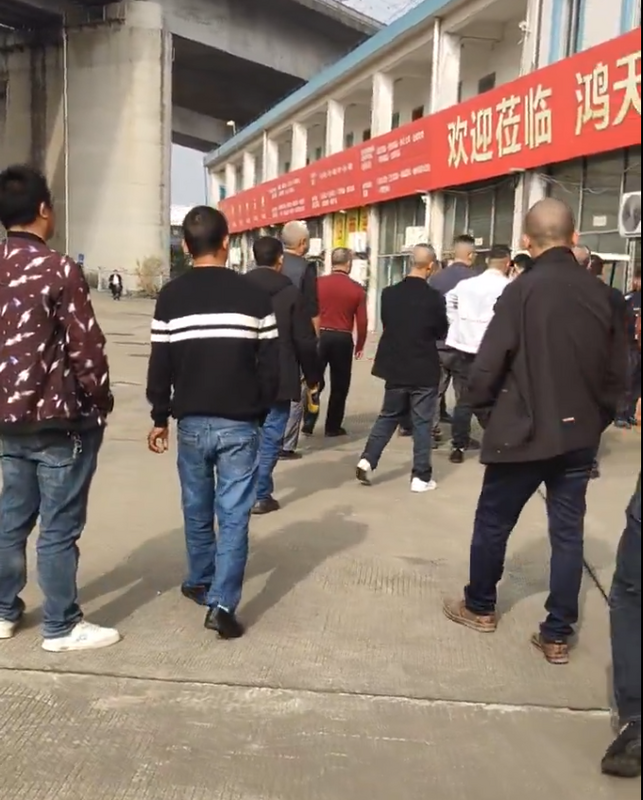 廣東廣州的鴻天國際酒店用品採購中心，同樣拖欠工資。工人們多次追討無果，無奈聚集在公司門外討薪。 圖：翻攝自李老師不是你老師X（前推特）帳號
