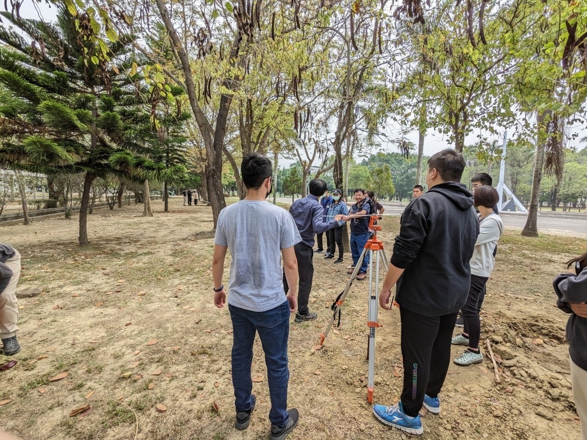 林試所專業團隊可從森林碳匯計量到產業碳盤查、產品碳足跡，提供最新、最完整的專業諮詢服務。 圖：農業部林業試驗所／提供