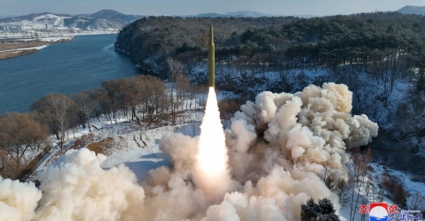 韓國聯合參謀本部2日證實，北韓當天向東部海域發射了一枚中遠程級別的彈道飛彈。圖為北韓1月下旬進行搭載高超音速機動型操縱戰鬥部的中遠程固體燃料彈道飛彈試射。 圖 : 翻攝自朝中社