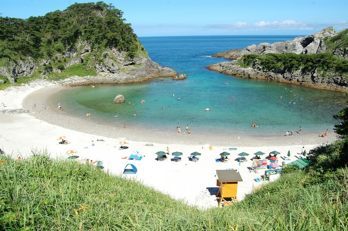 在式根島北端的「泊海水浴場」呈現扇形的平靜海岸以及較淺的水深，適合闔家出遊。 圖：©TCVB／提供