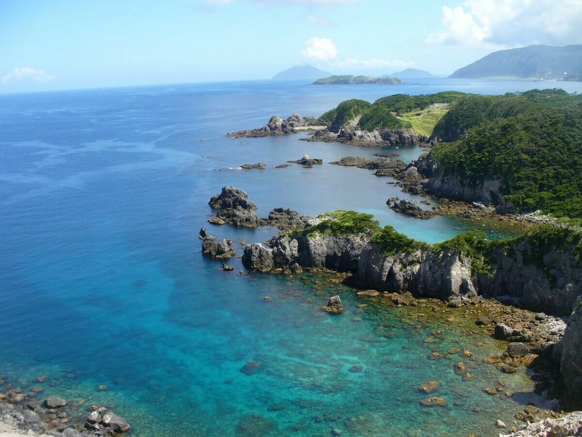 在式根島沿階梯走幾分鐘登上「神引展望台」，就可以眺望湛藍大海與遼闊天空的海岸絕景。 圖：©TCVB／提供
