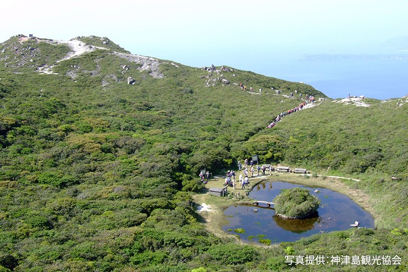 愛好爬山者可以挑戰攀爬神津島上最高的「天上山」，爬上海拔572公尺的山頂，一探心型的「不動池」。 圖：©TCVB／提供