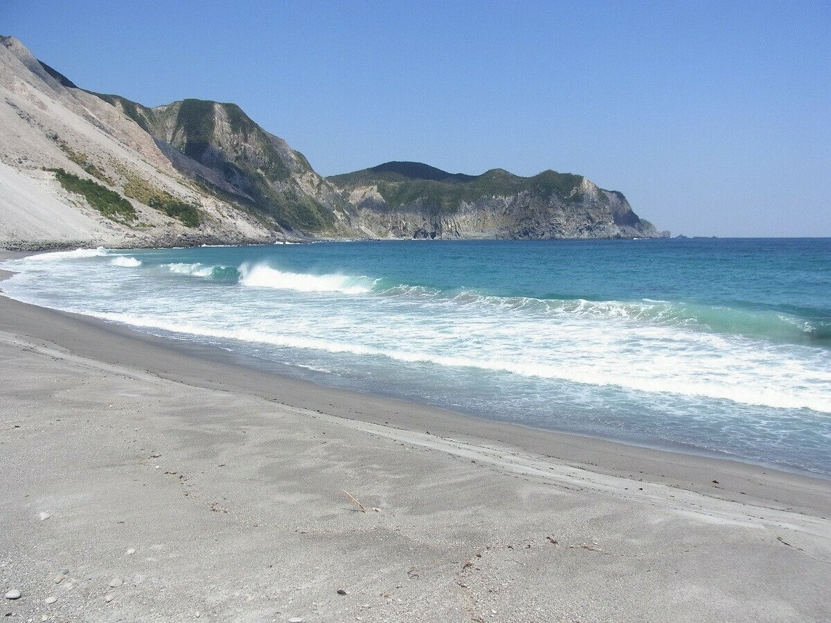 神津島的海岸有許多具特色的自然景觀，喜愛海灘的人可享受綿延的白沙灘和碧藍海水。 圖：©TCVB／提供