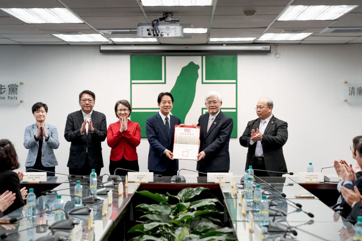 中選會赴民進黨中央黨部，致送賴清德、蕭美琴當選證書。 圖：民進黨提供