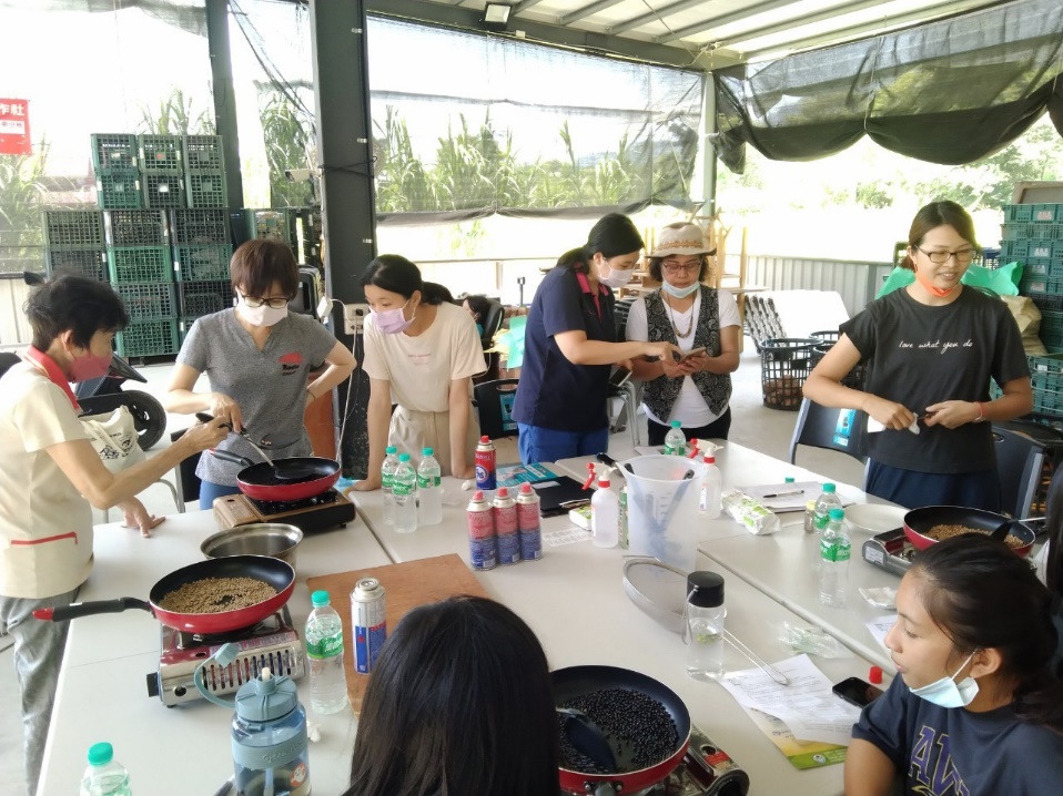 布拉谷果菜生產合作社「樹豆養生茶包DIY」。 圖：農業部／提供