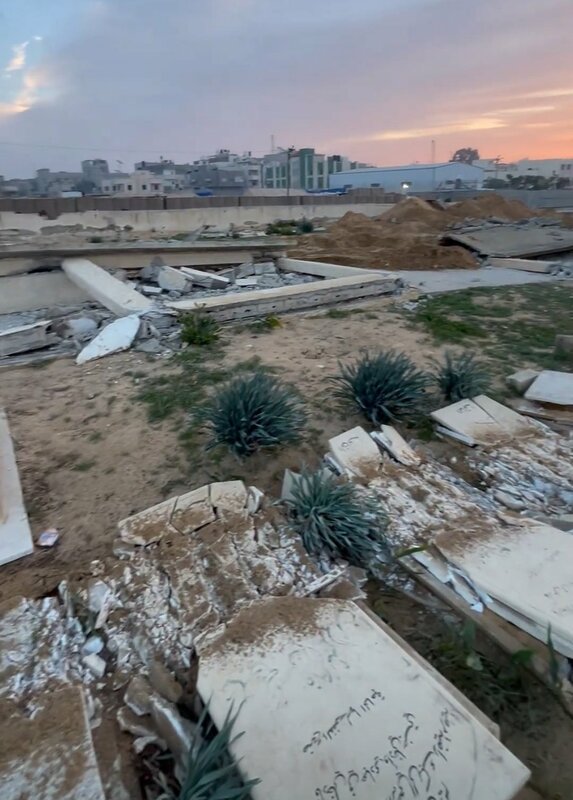 根據國際法，對墓地的蓄意攻擊可能構成戰爭罪。 圖：圖翻攝自X帳號「@misskith」