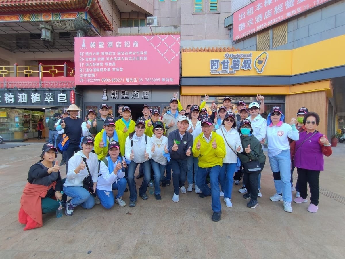 民進黨嘉義縣山區立委當選人陳冠廷19日前往雲林北港鎮陪同蘇治芬立委徒步謝票。 圖：陳冠廷服務處提供