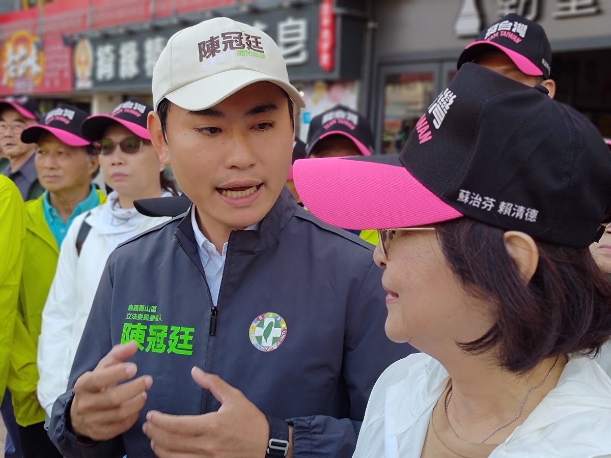 民進黨嘉義縣山區立委當選人陳冠廷19日前往雲林北港鎮陪同蘇治芬立委徒步謝票。 圖：陳冠廷服務處提供