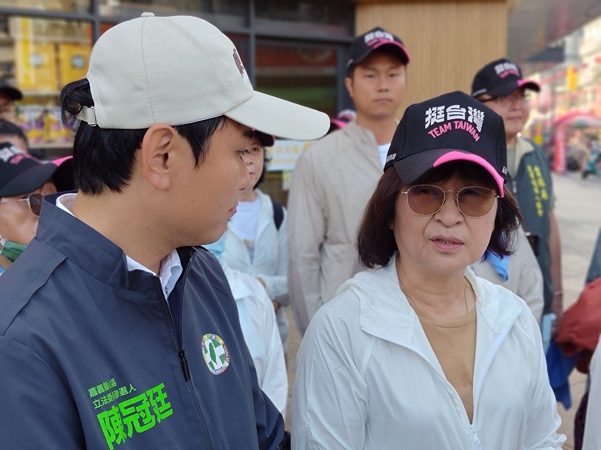 民進黨嘉義縣山區立委當選人陳冠廷19日前往雲林北港鎮陪同蘇治芬立委徒步謝票。 圖：陳冠廷服務處提供