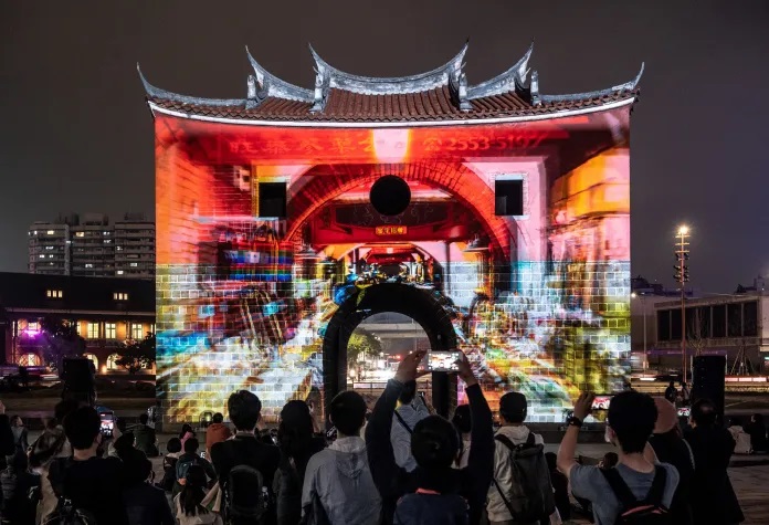今(113)年台北燈節將再度展演北門光雕，閃耀西區夜晚。(圖為2020台北燈節) 圖：台北市政府觀光傳播局／提供
