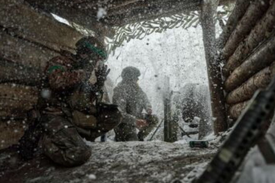 在大雪酷寒與猛烈砲火中，堅守陣地的烏軍。 圖 : 翻攝自澤連斯基推特