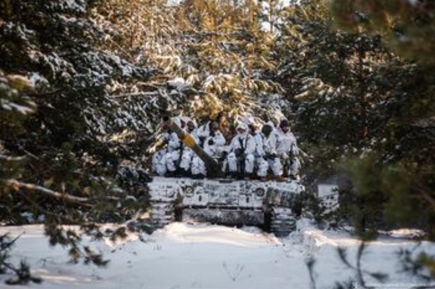 烏軍在雪地中乘坐坦克上前線。 圖 : 翻攝自澤連斯基推特