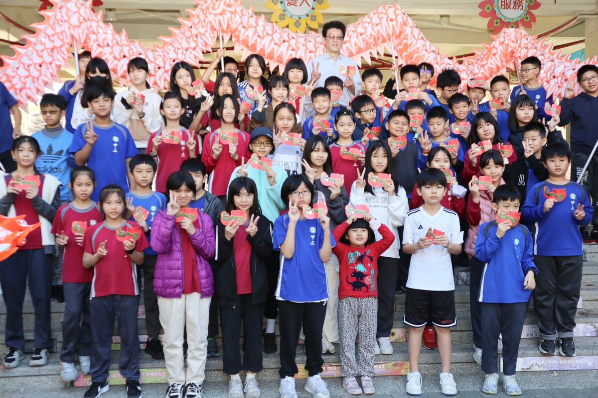 高市府寒假前送國小、幼兒園學童龍年開運小紅包。 圖：高雄市教育局/提供