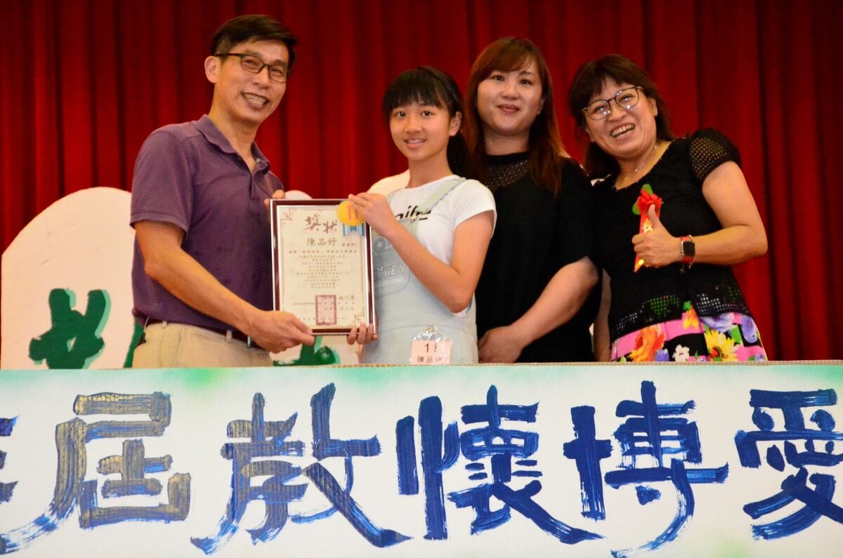 鍾佳濱(左一)捐選舉補助款頒發獎學金。 圖：鍾佳濱服務處/提供