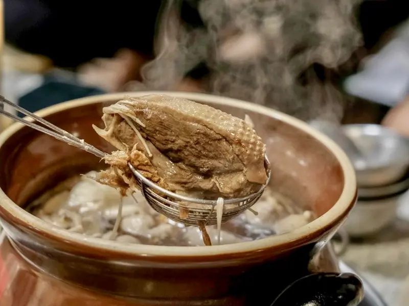 ▲不少人會好奇「薑母鴨甚至火鍋店，都只開冬天，短短不到半年這樣能回本嗎？」對此專門分析市場品牌的網紅雪倫，也點破店家策略。 （圖／記者葉盛耀攝）