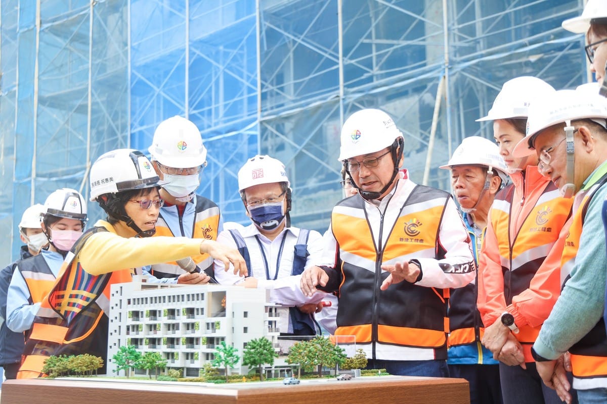侯友宜上午視察樹林區桃子腳國中小新建校舍工程，針對罷侯連署，他表示未來將全力衝刺完成建設，對市民加倍奉還。 圖：取自侯友宜臉書