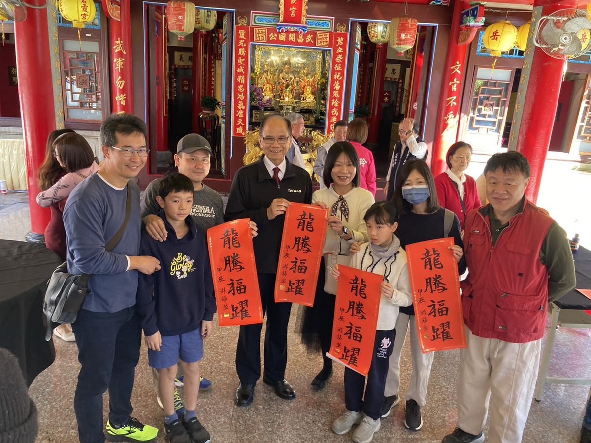 游錫堃出席仰山文教基金會2024龍年新春揮毫活動。 圖：翻攝自游錫堃臉書