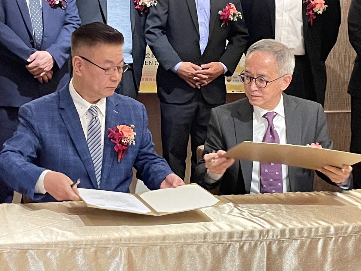 馬克媒體社長黃家賢（右）與棗道田董事長陳世銓共同簽約。 主辦單位/提供