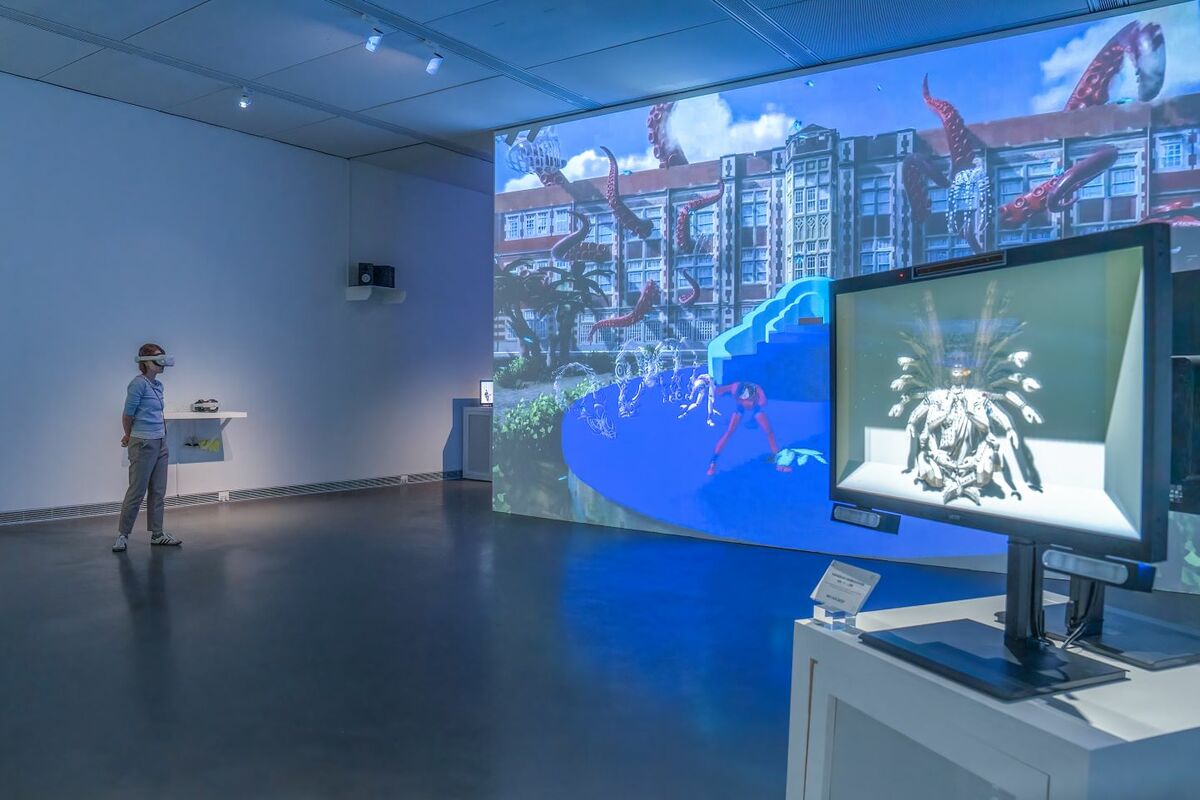 參觀者戴上虛擬實境(VR)裝置與作品互動。 圖：高雄市立美術館/提供