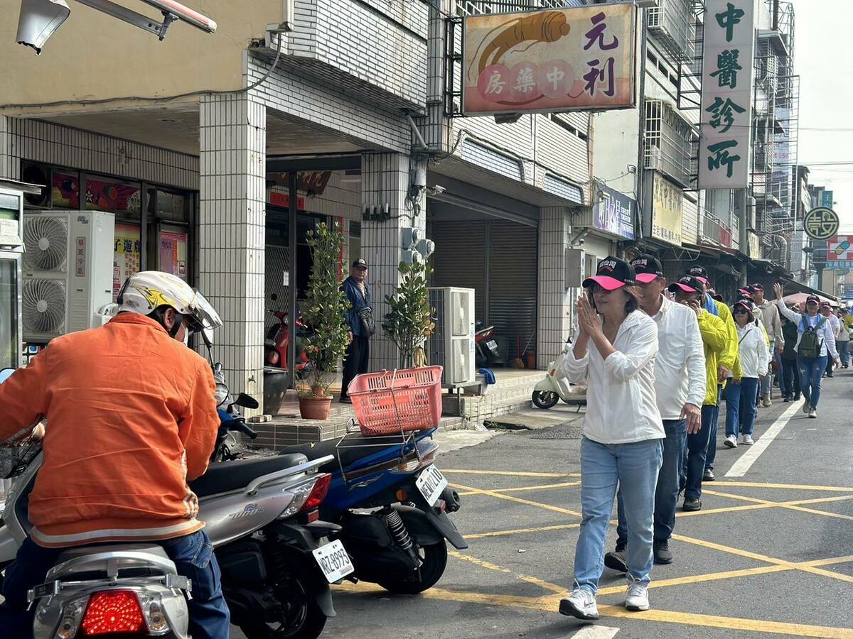 蘇治芬展開6天徒步謝票，沿途遇到許多支持者加油打氣。 圖：翻攝蘇治芬臉書