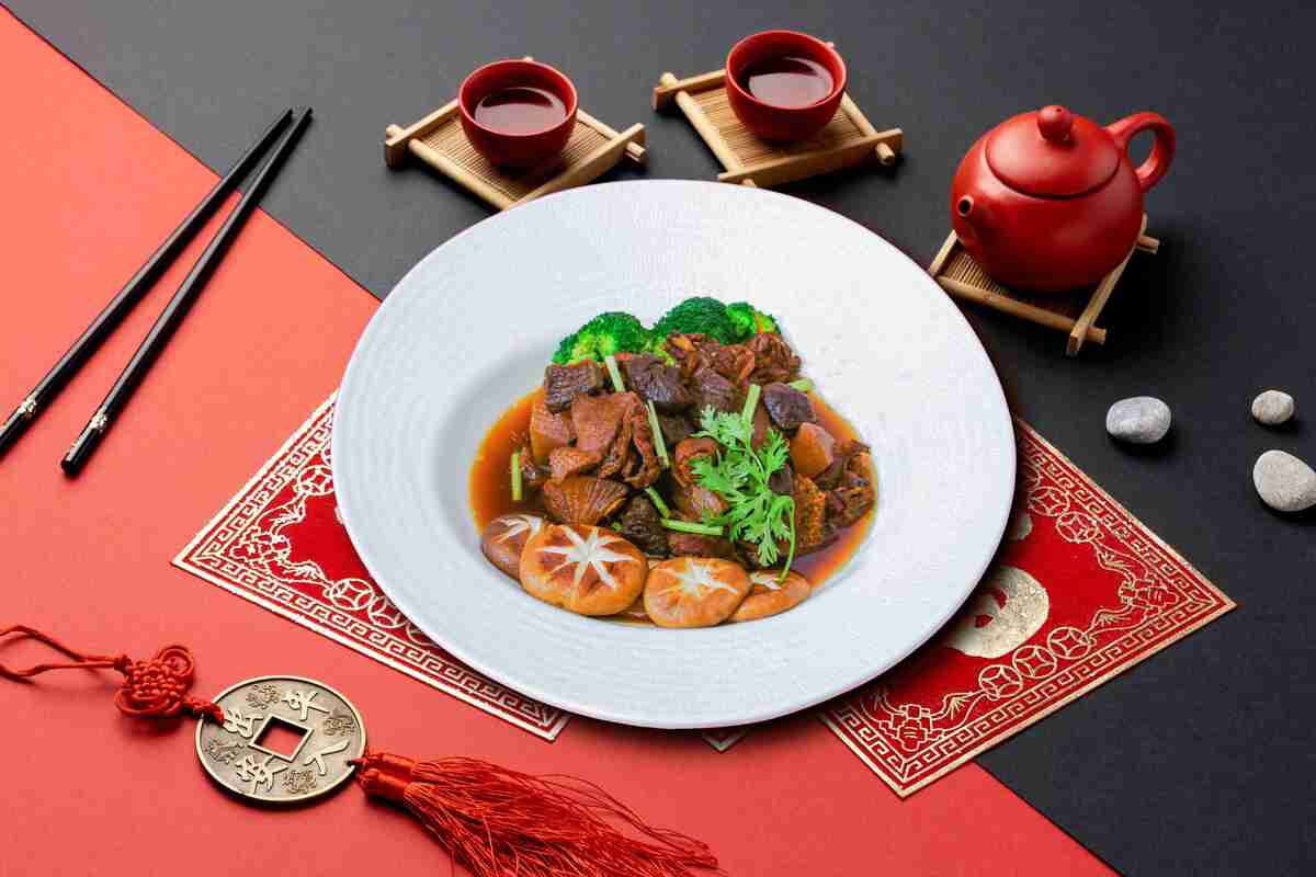 特選雲林黑蒜頭與老菜圃燉製的「烏金菜圃燉嫩鴨」，更以獨特手法提升傳統滋味。 膳馨餐飲集團/提供
