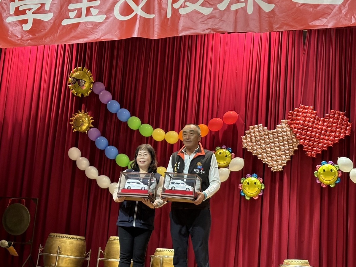 陽光滿滿慈善協會捐贈復康巴士給台中市政府。 陽光滿滿慈善協會/提供