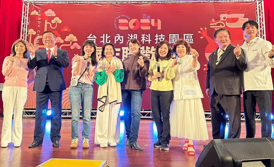 日前高嘉瑜PO出和李彥秀、民眾黨不分區立委當選人黃珊珊等人的大合照，並寫下「內科大家庭」。 圖：取自高嘉於臉書
