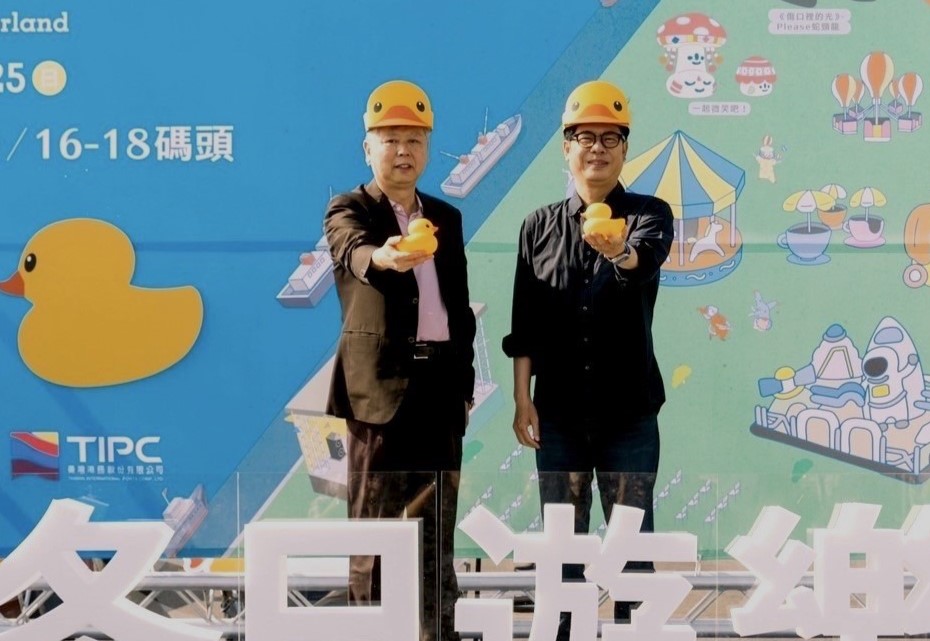 陳其邁(右)與李賢義宣布今年高雄燈會雙鴨彩蛋。 圖：高雄市觀光局/提供