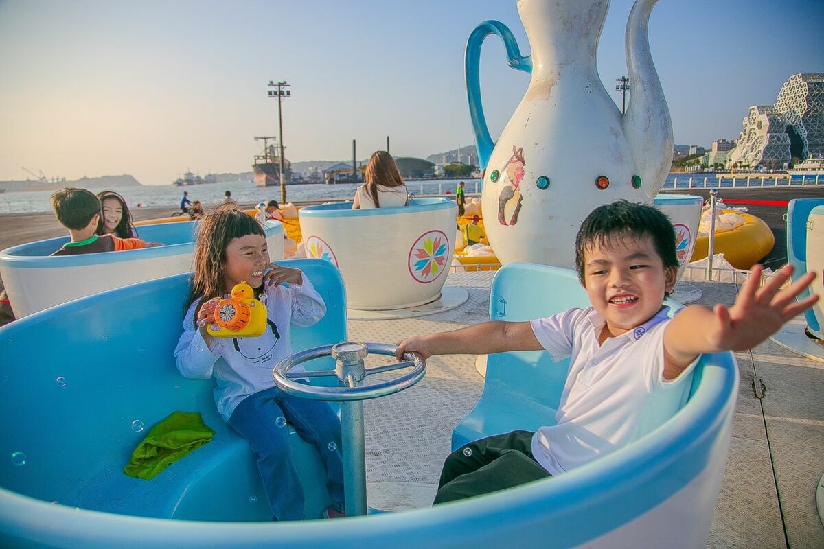 小朋友體驗冬日遊樂園設施。 圖：高雄市觀光局/提供