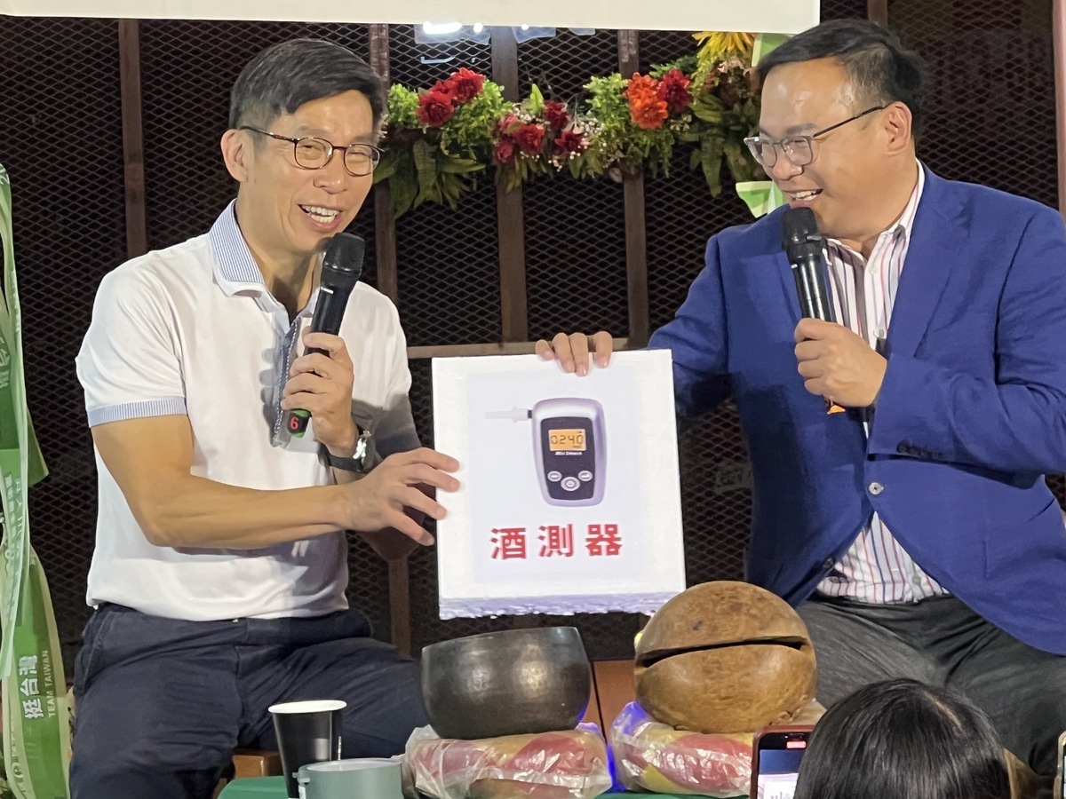 鍾佳濱(左)與王義川(右)揶揄韓國瑜的特別禮物。 圖：鍾佳濱服務處/提供