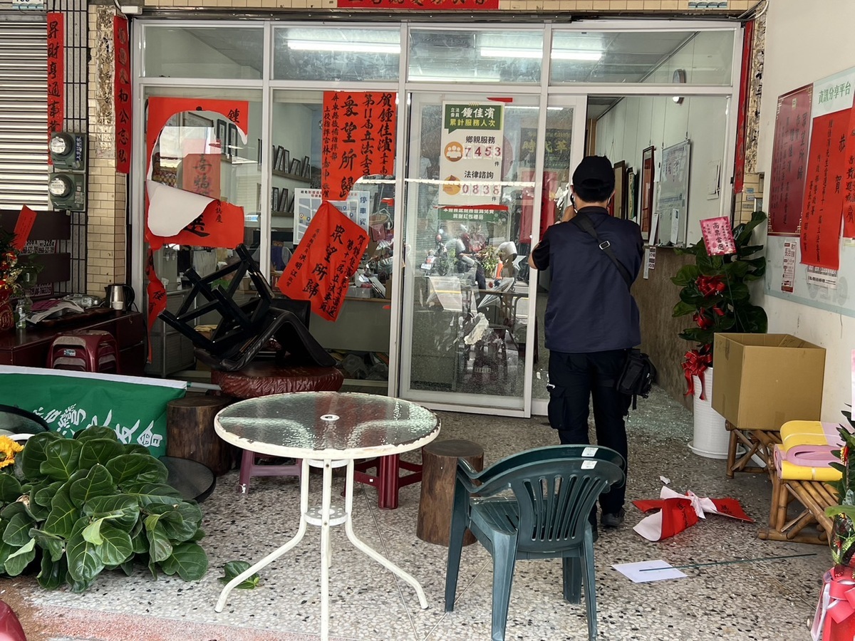 鍾佳濱服務處當選紅榜遭人撕毀。 圖：鍾佳濱服務處/提供