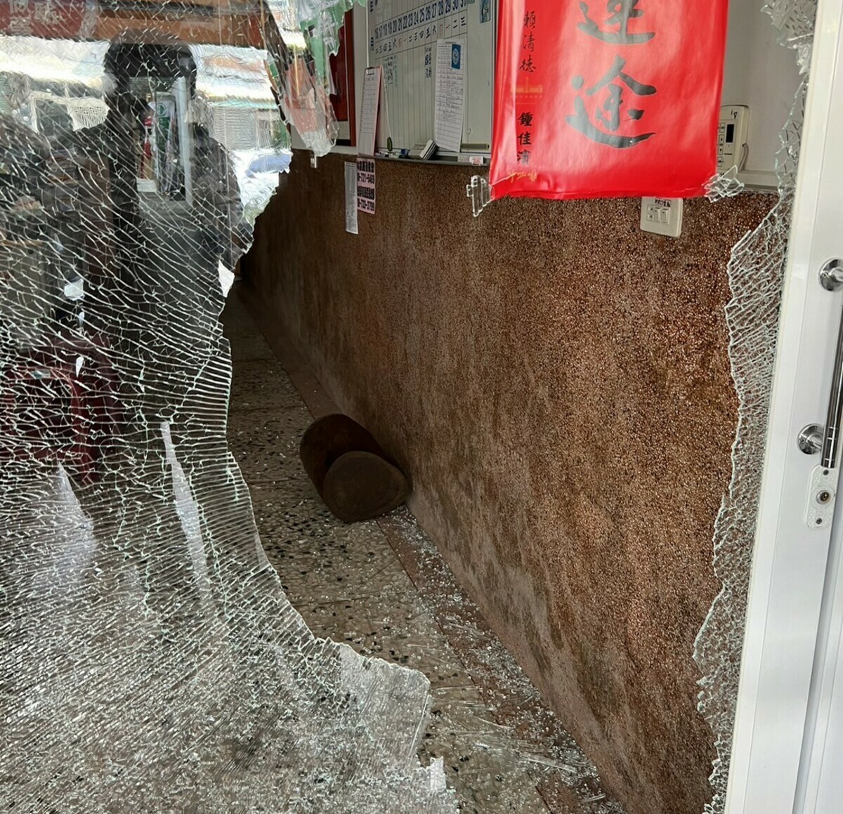 鍾佳濱服務處玻璃被人砸毀。 圖：鍾佳濱服務處/提供
