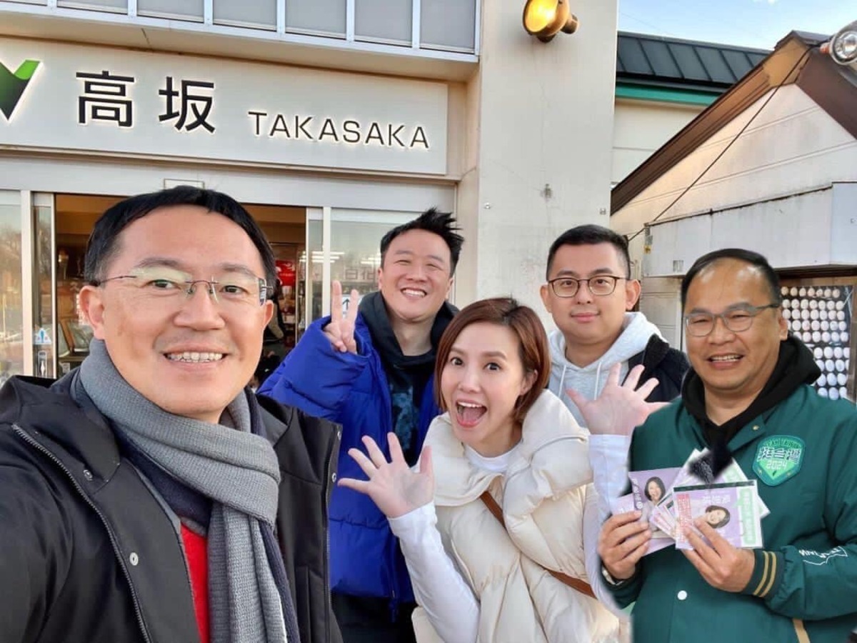 民進黨立委當選人李坤城（左起）、時事評論員李正皓、主播王偊菁、新北市議員卓冠廷選後赴日旅遊，王義川沒跟到，被P在合照上，笑倒網友。 圖：翻攝自卓冠廷臉書