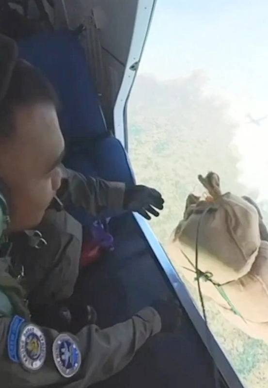 小飛機上的人員對馬德雷山艦投放空投物資。 圖 : 翻攝自菲律賓國防部