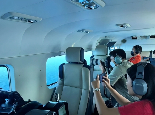 執行空投小飛機上有不少媒體記者配合宣傳。 圖 : 翻攝自菲律賓國防部