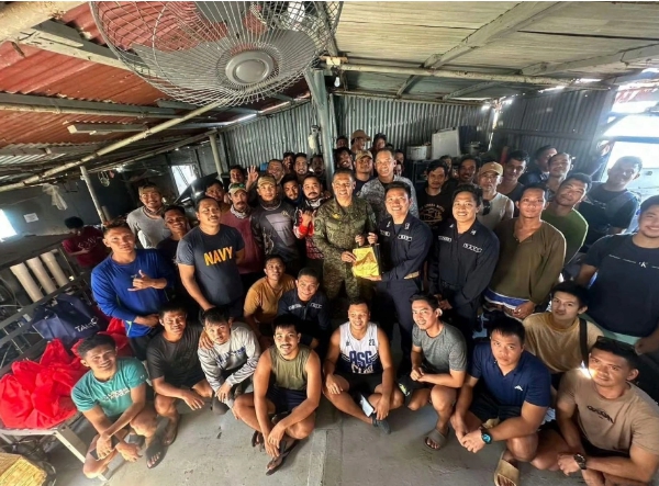 菲律賓仁愛礁馬德雷山艦上的駐守人員。 圖 : 翻攝自菲律賓國防部