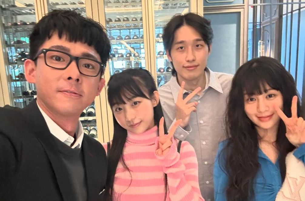 表恩智（左二）、表恩智的妹妹（右一）及南韓男星金東載（右二）受邀到台灣參加阿滴（左一）舉辦的創作者協會年終派對。 圖：翻攝自阿滴日常IG