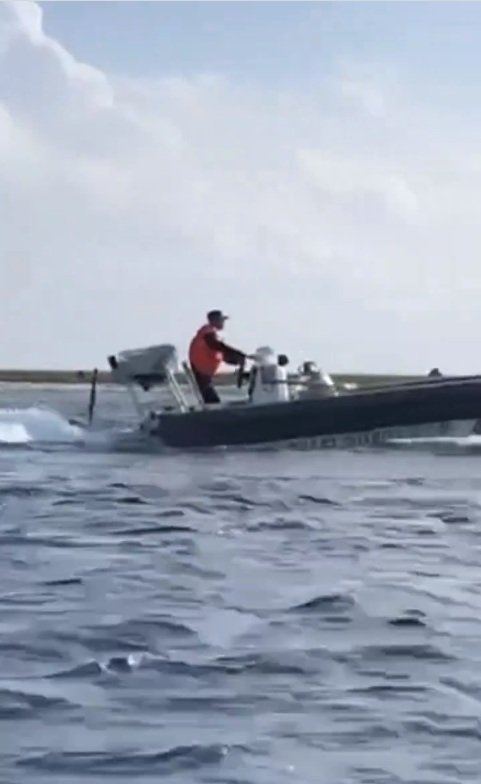 菲律賓海岸警衛隊指控，中國海警在斯卡伯勒淺灘(中稱黃岩島)使用充氣快艇，騷擾、追趕菲國漁民。 圖：翻攝「X」@cnnphilippines