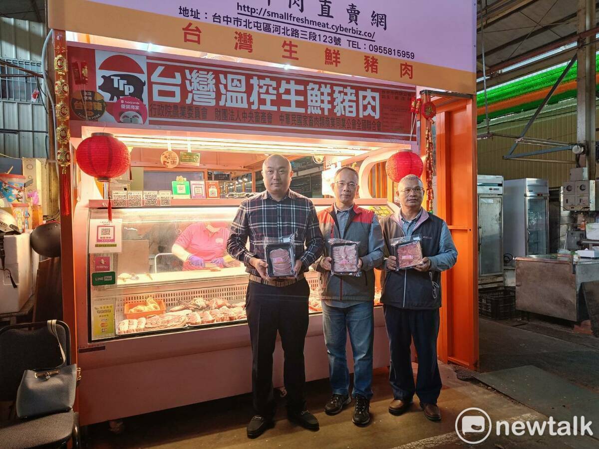 鄭茂祥（左一）於疫情期間創辦「小鮮肉直賣網」。 唐復年/攝