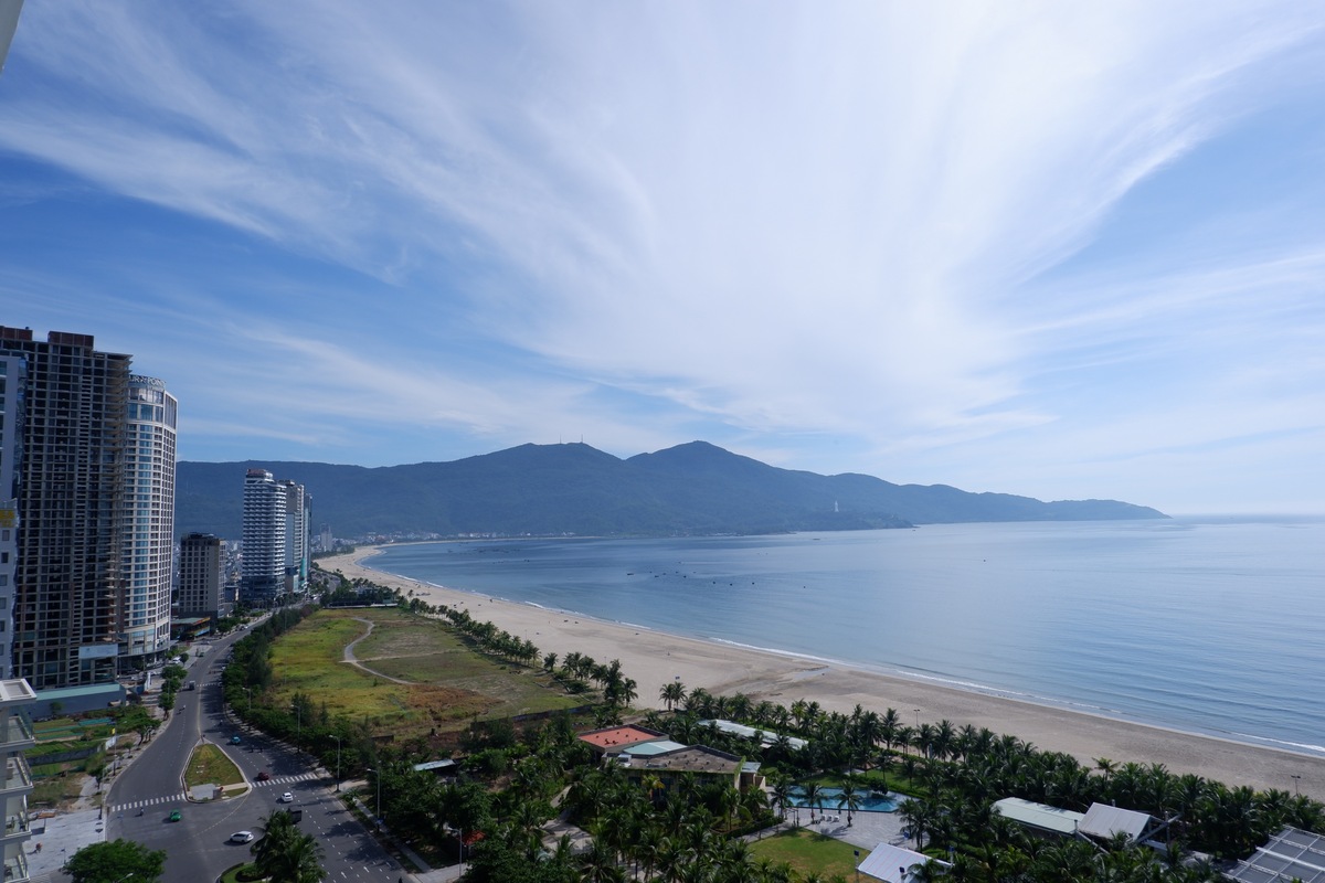 美麗綿延的潔白沙灘讓峴港獲得「東方夏威夷」的美稱。 圖：星宇航空／提供