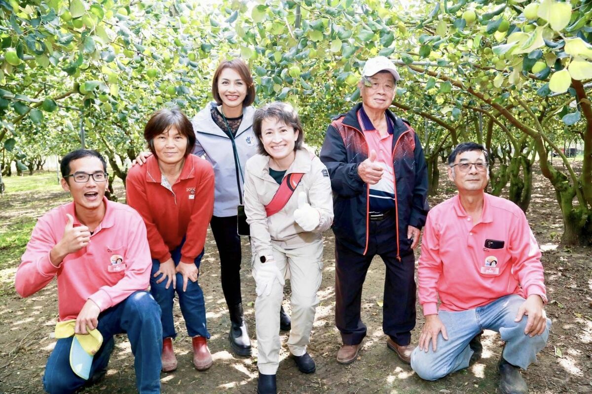 蕭美琴赴高雄大社果園採棗子。 圖：翻攝自蕭美琴臉書
