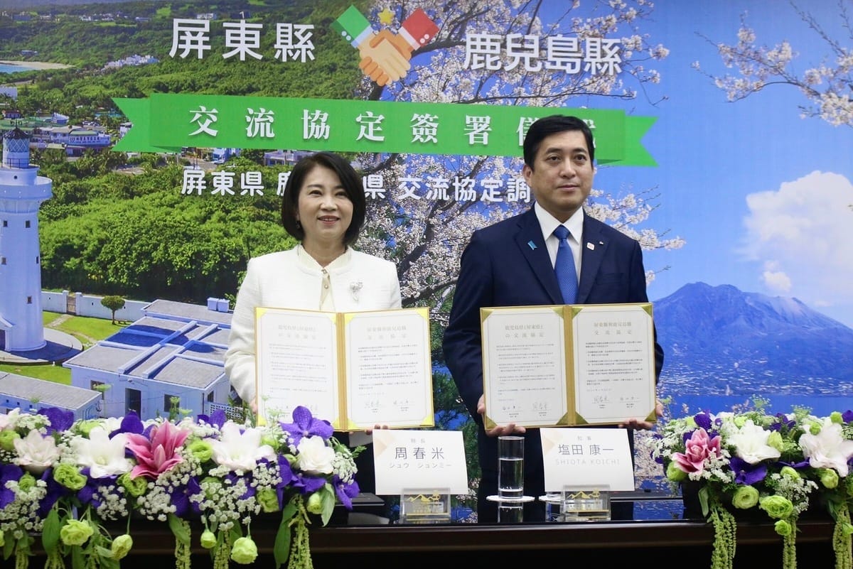 周春米(左)與塩田康一(右)簽署MOU。 圖：屏東縣政府/提供