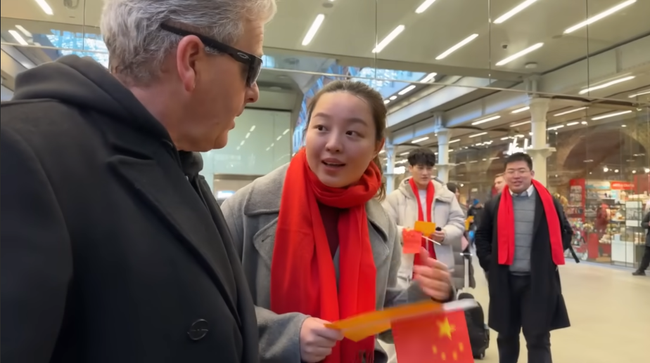 中國團到英國卻要英國知名鋼琴家卡瓦納(Brendan Kavanagh)遵循「中國法律」停止錄影，讓卡瓦納感到十分傻眼。 圖： 截自 Brendan  Kavanagh  YouTuube