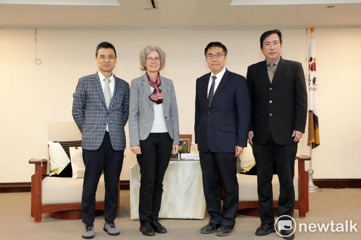 瑞士商務辦事處陶方婭處長（Claudia Fontana Tobiassen）與資深商務顧問 王中群今日拜會台南市長黃偉哲，新聞及國際關係處蘇恩恩處長一同與會，雙方針對台南與瑞士潛在交流機會進行意見交換。 圖：黃博郎／攝