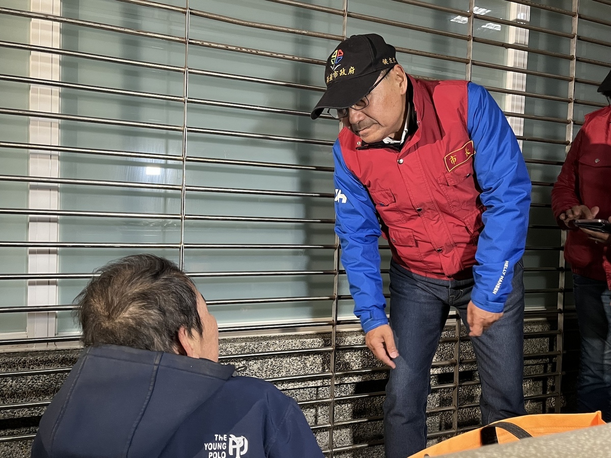侯友宜力勸街友入住中途之家或旅館  以避寒流低溫來襲。 圖：新北市社會局/提供