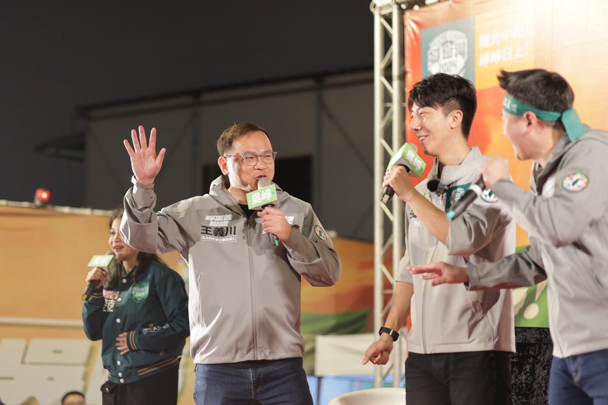 民進黨人事改組 吳崢（中）任新聞部主任兼發言人、王義川（左）接政策會執行長。 圖：取自吳崢臉書（資料照）